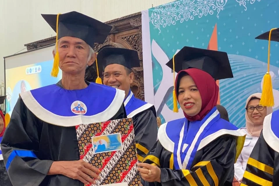 90 Lansia Pontianak Diwisuda dari Sekolah Lansia
